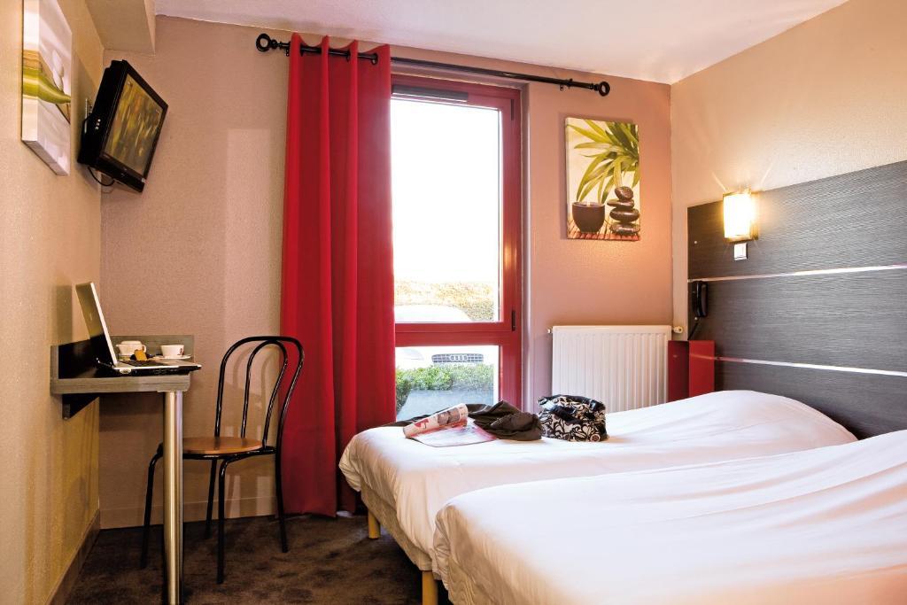 Hotel Restaurant Le Colibri Douvrin Room photo